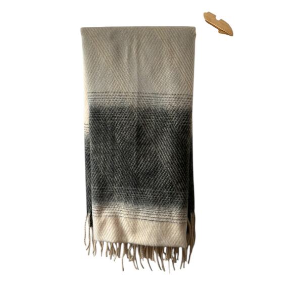 The Paper Store Gray & Cream Blanket Scarf - Tassels  - 25"x 80" New - Picture 4 of 6